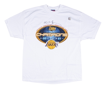2001 Los Angeles Lakers NBA Finals T-Shirt "Back to Back Champions" Signed By Kobe Bryant (Beckett)
